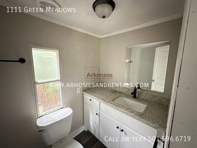 Building Photo - 1111 Green Meadows Dr