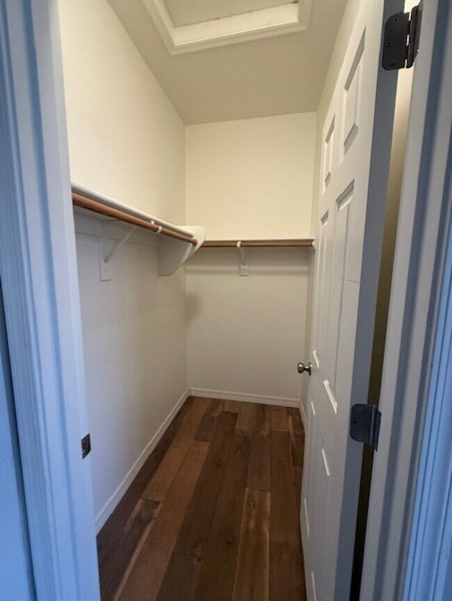 Building Photo - 3 Bedroom 2 Bath Home - Contact Property Pros Property Management