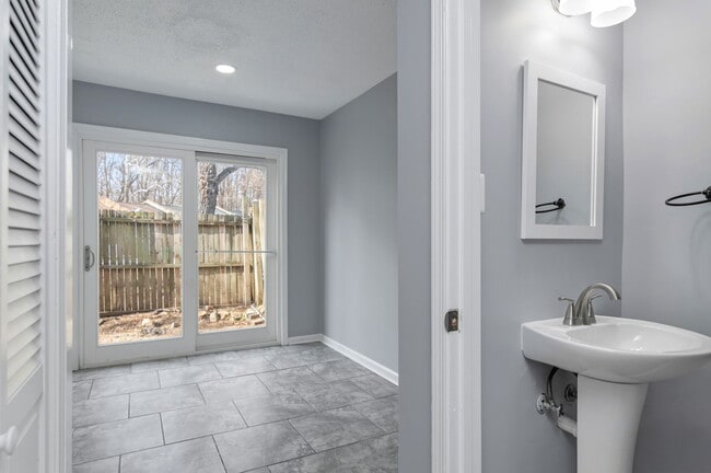 Building Photo - 611 Denton Cir