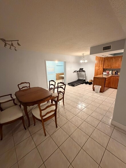 Building Photo - 13 S Valencia Dr