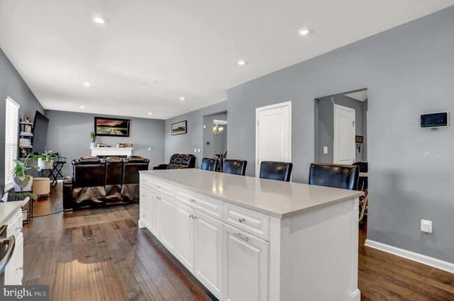 Building Photo - 1704 Scenic Manor Dr