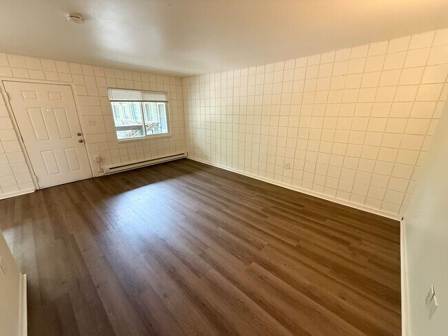 Building Photo - 509 S Bryan Ave