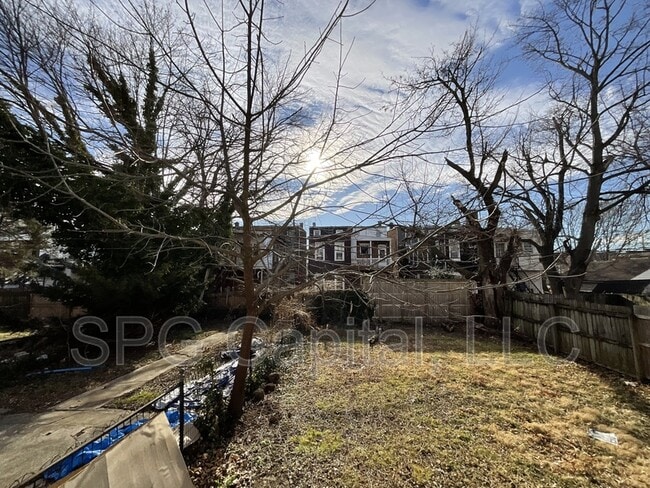 Building Photo - 722 W Mason Ave