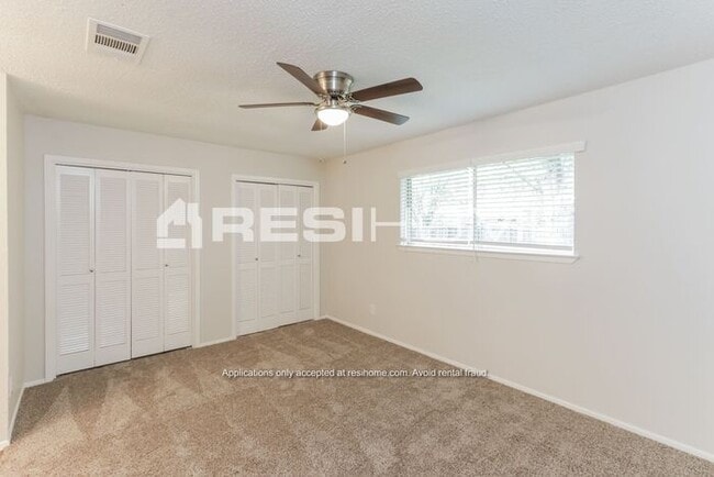 Building Photo - 913 Pepperidge Ct