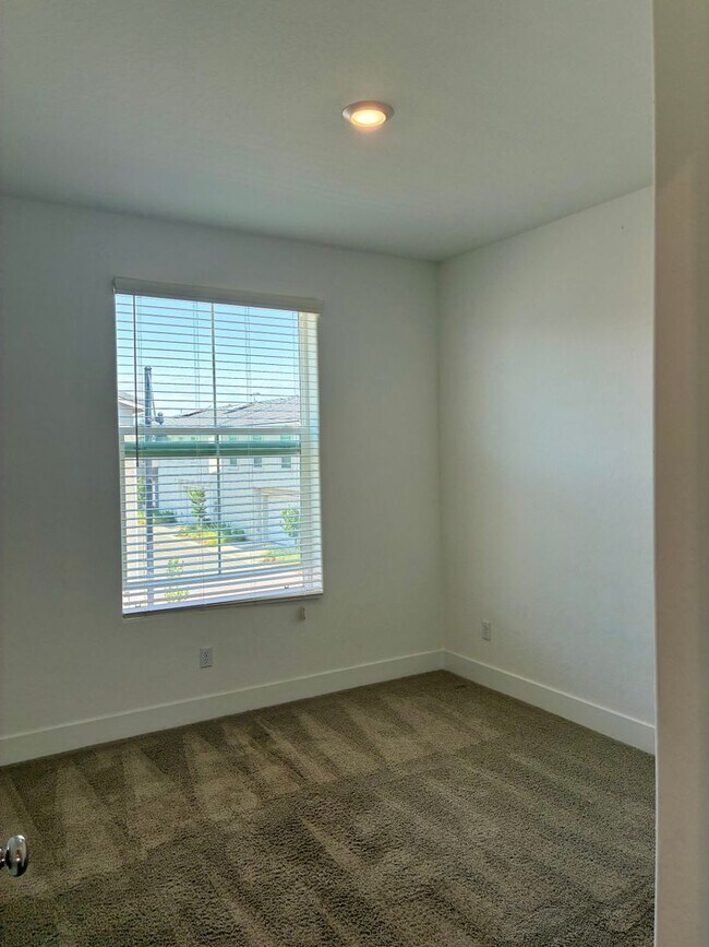 Building Photo - 2846 E Tamarind Dr