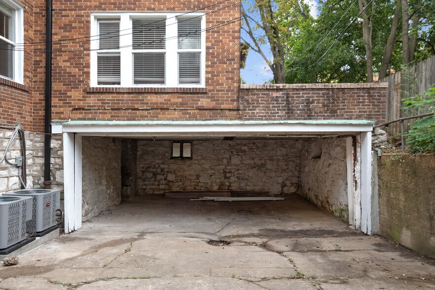 Building Photo - 7246 Amherst Ave