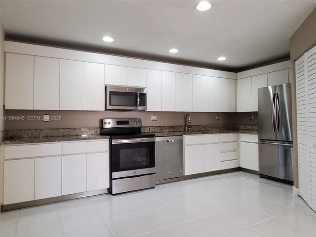 Building Photo - 561 Racquet Club Rd