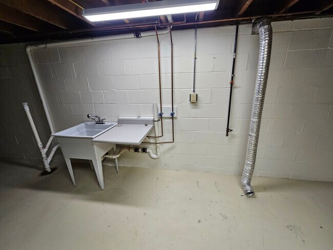 Building Photo - 8127 Anderson Ave NE