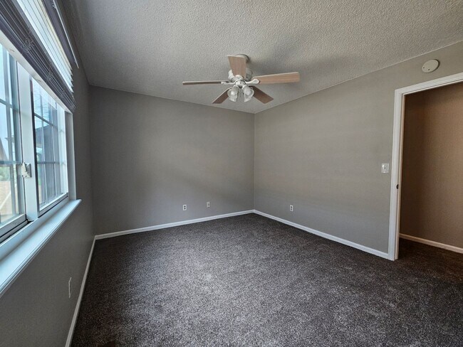 Building Photo - Aurora Highlands 3 Bed 2 1/2 Bath House w/...