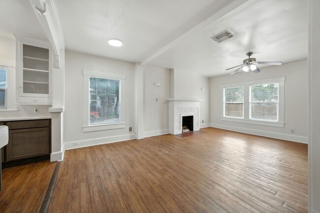 Building Photo - UT PRE-LEASE: 5 bed / 3 bath Remodeled Wes...