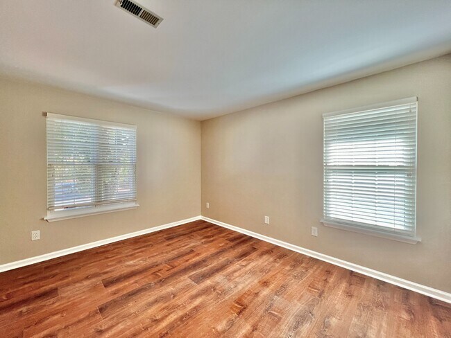 Building Photo - End Unit in Great Location!