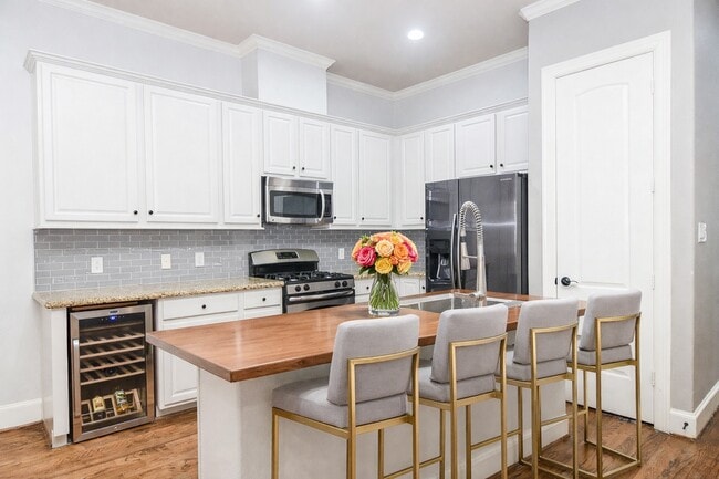 Building Photo - 1222 W 17th St