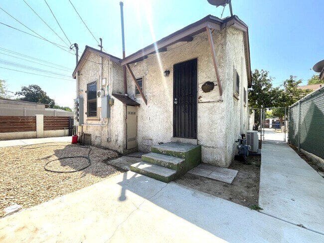 Building Photo - Just Listed! 1B/1B Newly Remodeled Unit