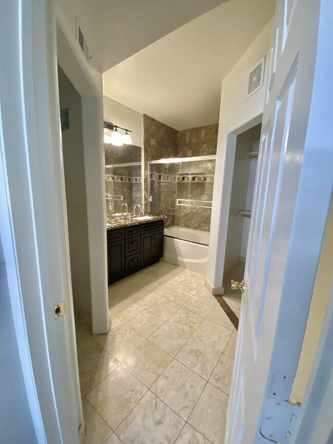 primary bathroom - 9901 Trailwood Dr