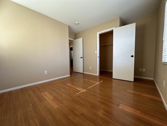 Building Photo - 5537 Spruce Hill Ct