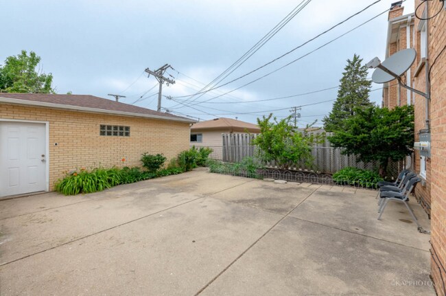 Building Photo - 4600 N Sayre Ave