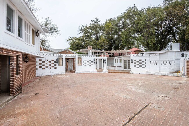 Building Photo - 1420 Corpus Christi St