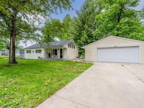 Building Photo - 2-bedroom, 1.0 bathroom Home within walkin...