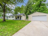 Building Photo - 2-bedroom, 1.0 bathroom Home within walkin...