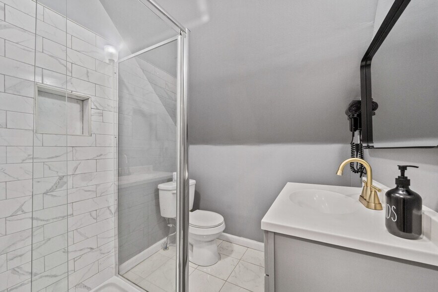 Building Photo - 84 W 42nd St