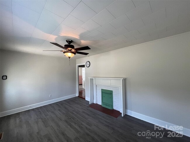 Building Photo - 1120 Hensley Rd
