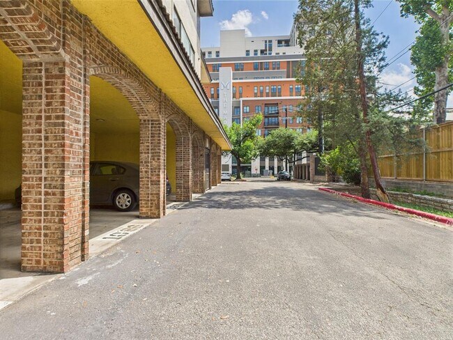 Building Photo - 806 W 24th St