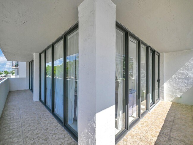 Building Photo - 2049 S Ocean Dr