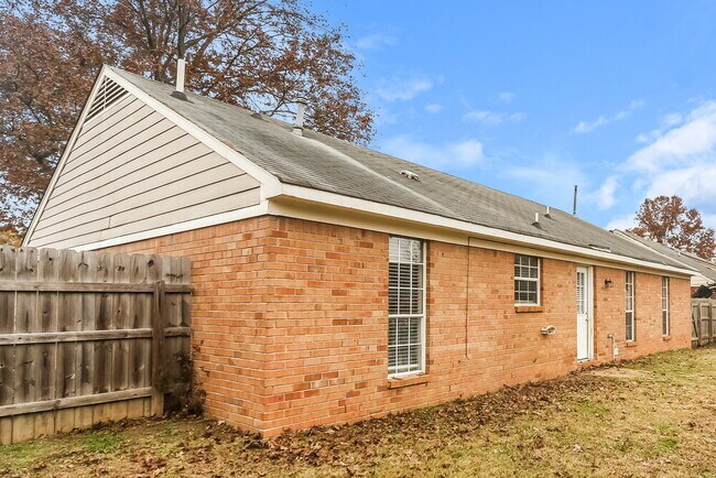 Building Photo - 7110 Redfern Dr