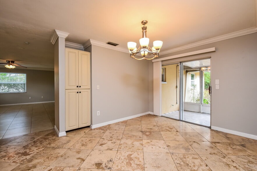 Building Photo - 5595 Sunrise Dr