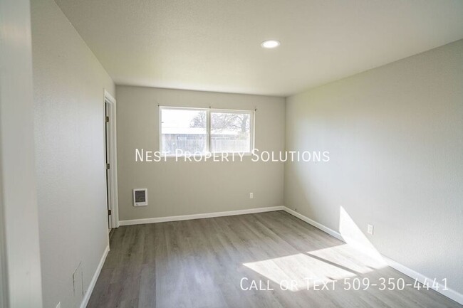 Building Photo - 160 Carswell Dr