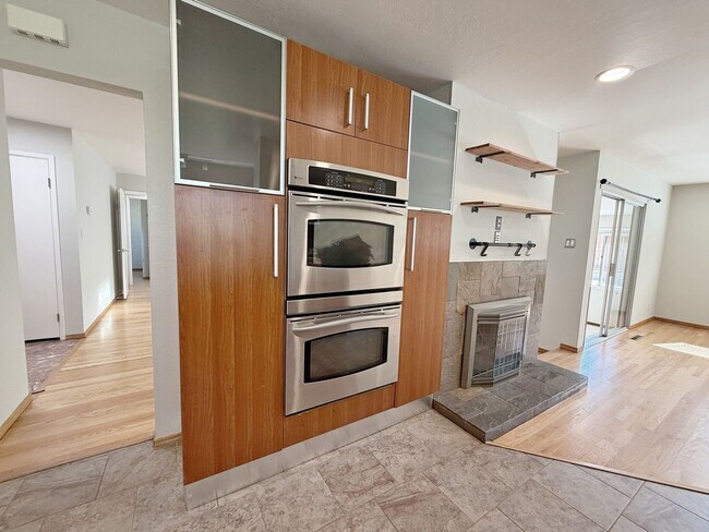 Building Photo - Nice single family home with gorgeous kitchen