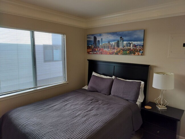 Building Photo - Immediate Move In special- Furnished/Pet friendly/ One bedroom Condo, short term lease of 30 days...