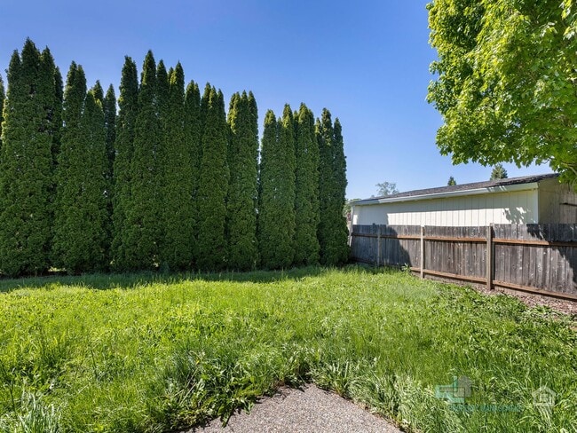 Building Photo - Stunning 3 bedroom 2.5 bathroom Home