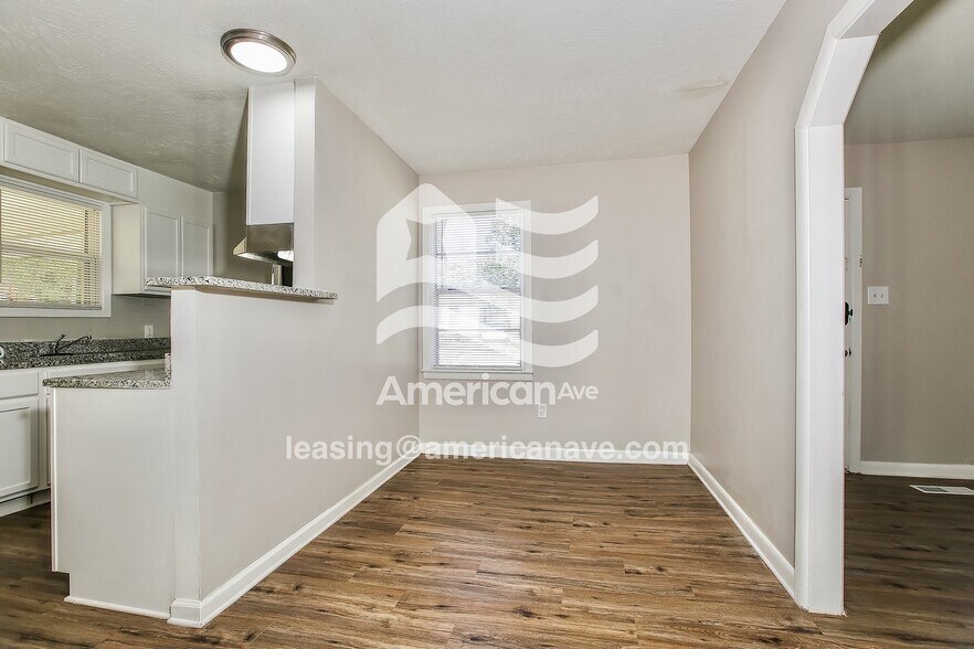 Building Photo - 800 W 51st St