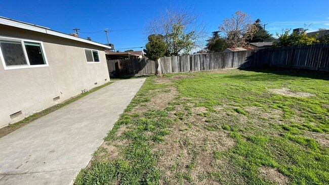 Building Photo - $2,200 Gettysburg & Minniewawa, 3 Bedroom - Across From Tarpey Elementary