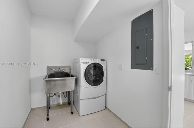 Building Photo - 1345 SW 9th Ave