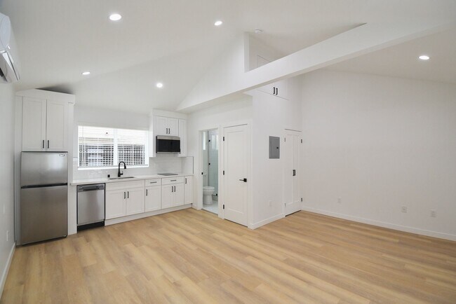Building Photo - 10919 Camarillo St