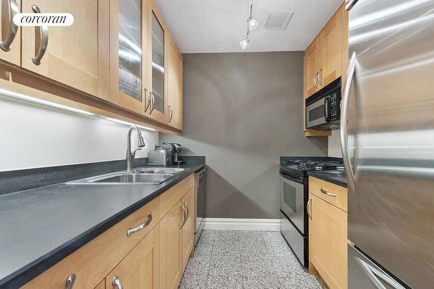 Building Photo - 401 E 60th St