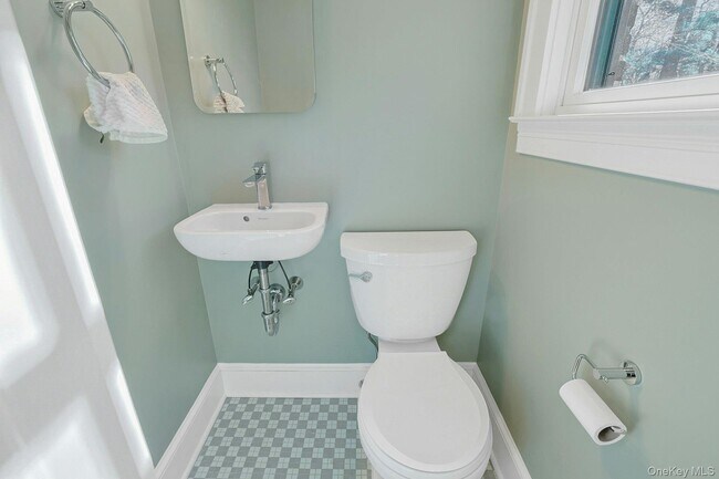 Building Photo - 10 Robins Rd