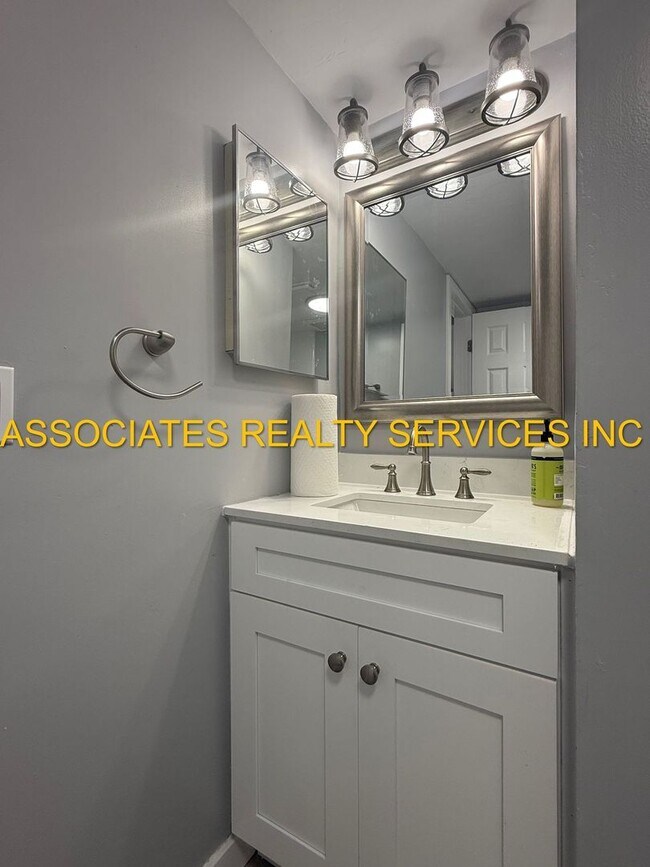 Building Photo - MUST SEE!!! 2BED/2BATH FULLY REMODELED UNIT IN GREENLEAF!!! FENCED BACK YARD!!!