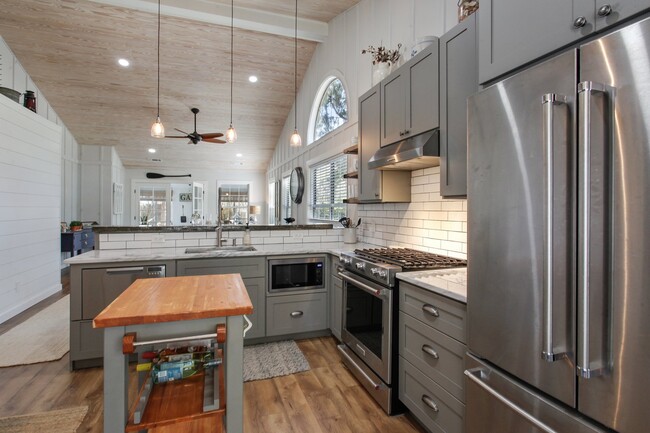 Building Photo - 70 River Oaks Cir