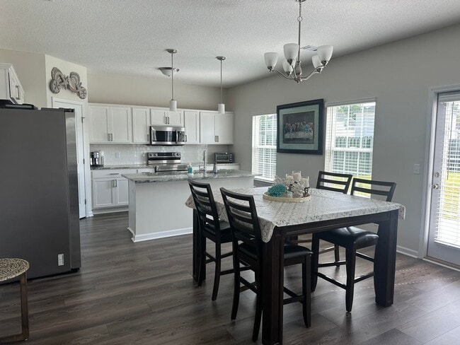 Building Photo - RATE DROP ALERT (was $2,550/month) AND SUM...