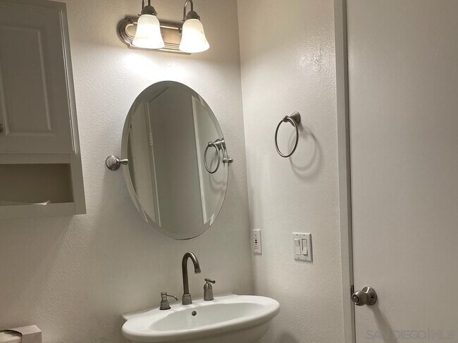 Building Photo - 608 Persimmon Way