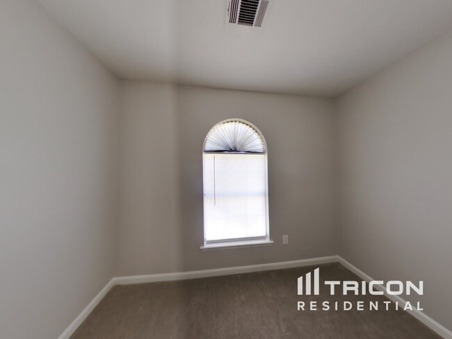 Building Photo - 270 Rosewood Dr