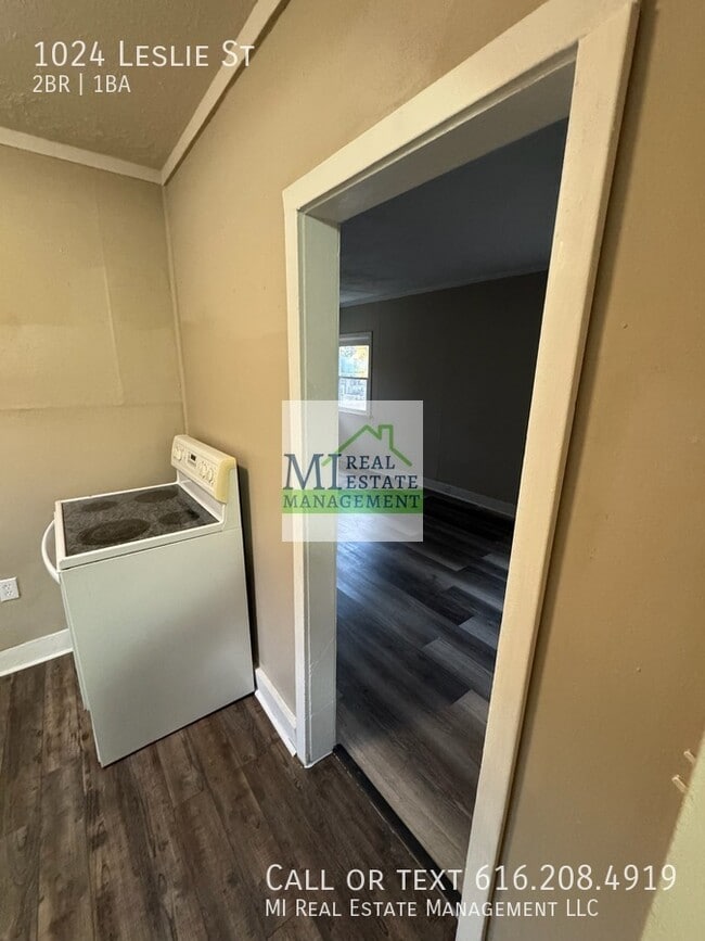 Building Photo - 1024 Leslie St