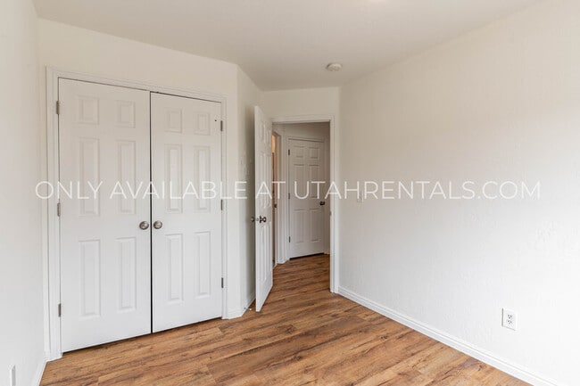 Building Photo - 211 Greenfield Cir