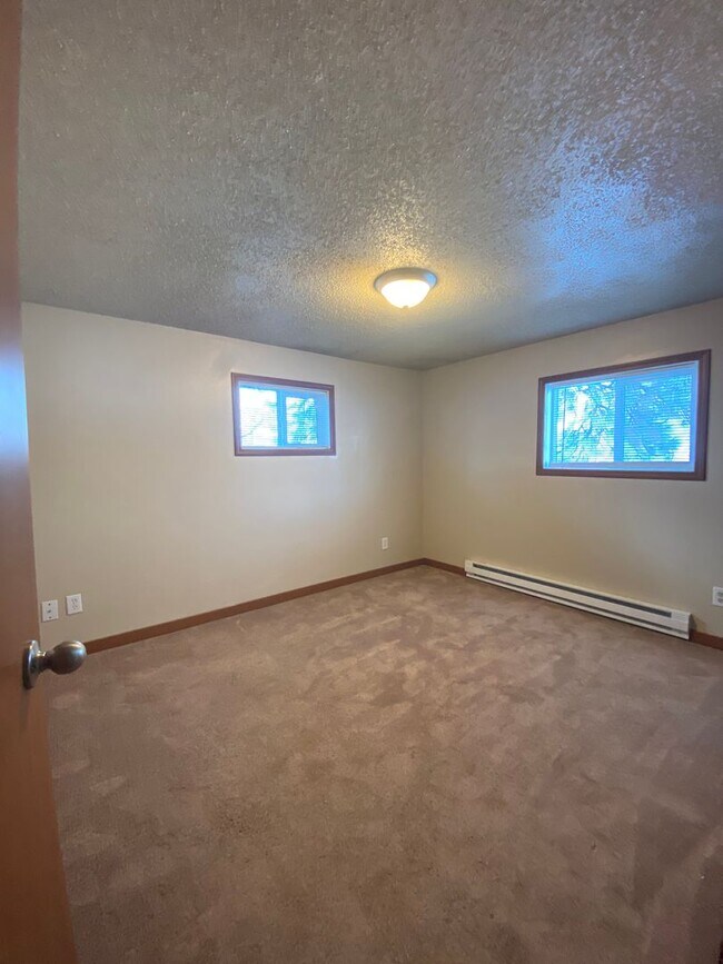 Building Photo - Move-in special!  One month free rent! 2-bedroom 1 bath Great Spokane Valley Location-New carpet ...