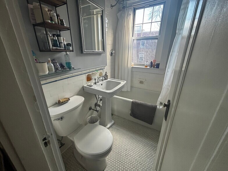 Building Photo - 110 Riverway