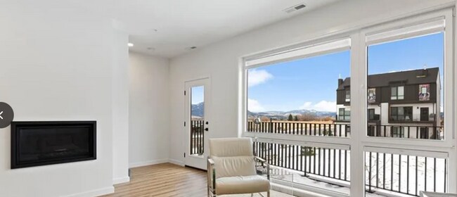 Building Photo - MODERN 3 BEDROOM 3 BATH NEAR CAMPUS