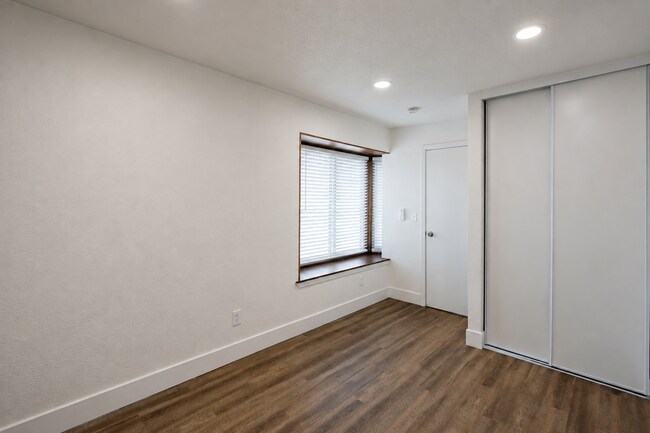 Building Photo - 8840 San Vicente Ave